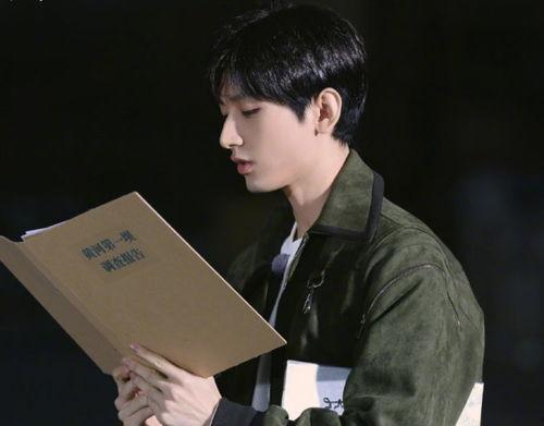 成毅娱乐吃瓜爆料图片,吃瓜爆料图片揭秘幕后真相